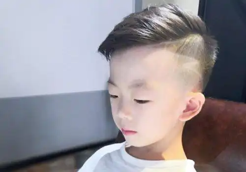 发型设计 儿童发型 >> 男幼童个性偏分短发设计 2020年小绅士必梳的