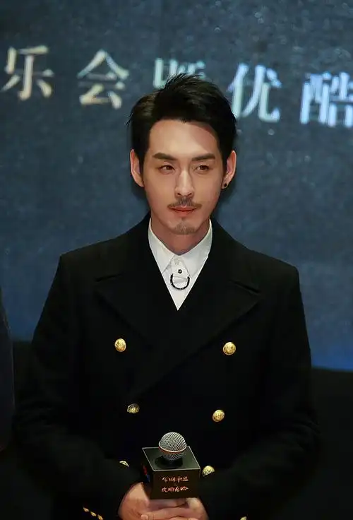 刘欢写真照1998年主演《莫尼卡》,并荣获2000年的德国最佳短片奖.