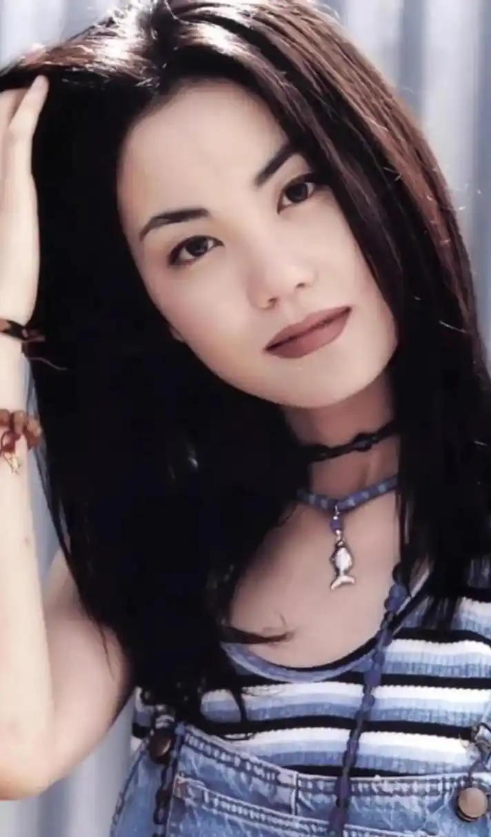 年轻时的王菲挺漂亮的,就是背有点驼.