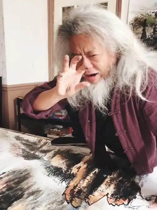 59岁画家把脸贴在纸上,"蹭"出一幅国画,这是真正的靠脸吃饭啊
