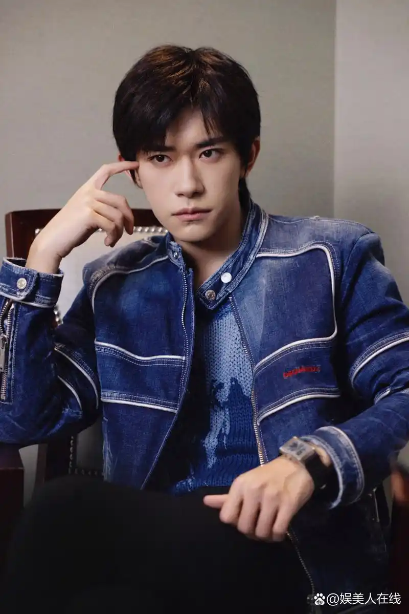 从喝奶到喝香槟,易烊千玺的成长之路真是让人感慨万分.