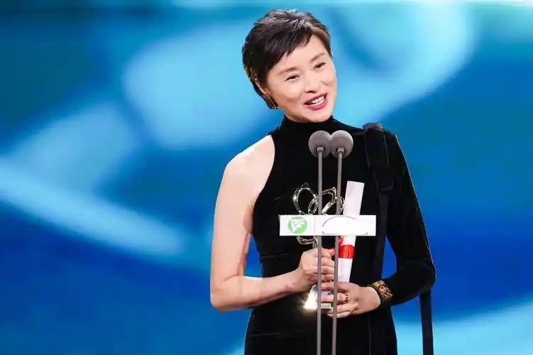 网友们为赵丽颖鸣不平,却意外暴露了她的尴尬_电视节_家庭_冯小刚