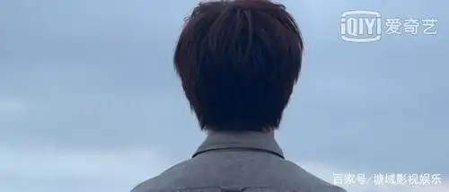 这背影,跟梁朝伟很像