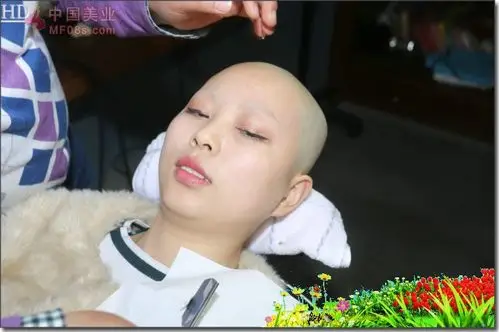妙龄妹子剃光头芳飞117610