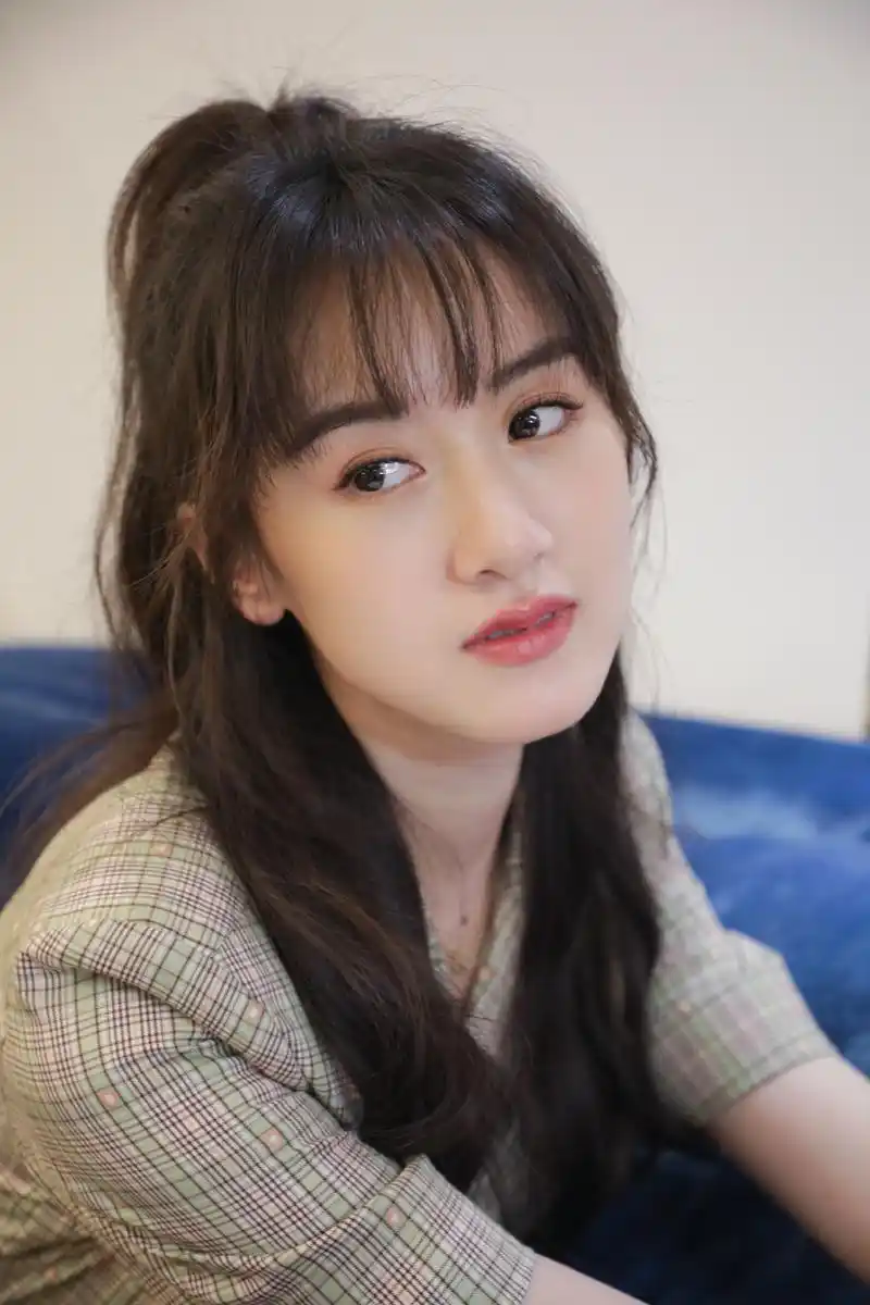 简介:袁冰妍格纹套装甜美写真图片,分享一组袁冰妍图片给大家,图中的