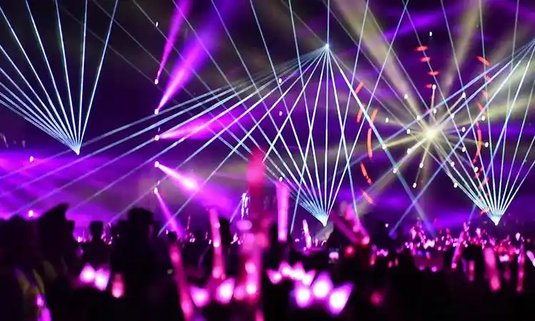 棒,表达粉丝们对歌星的热爱,活跃现场气氛,歌迷与歌星的互动,让演唱会