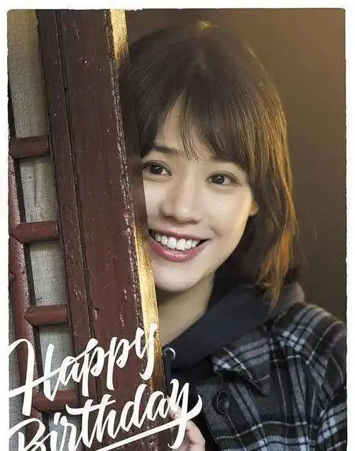 原创马思纯漂亮成功后穿毛线裙拍照美出新高度低头浅笑让人心动