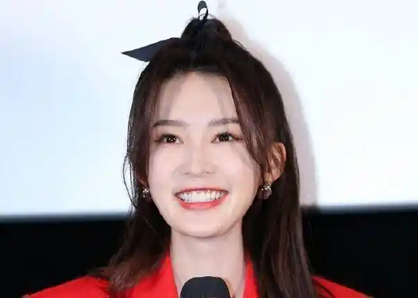 李沁参加路演,"下衣失踪"美丽冻人,原相机下的竹竿腿白到发光