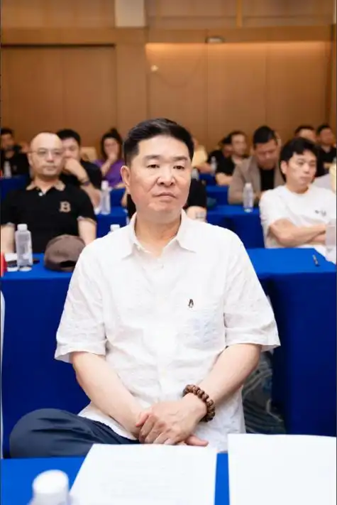 副会长胡雪柏,秘书长李岩;主任委员刘海涛;监事长熊