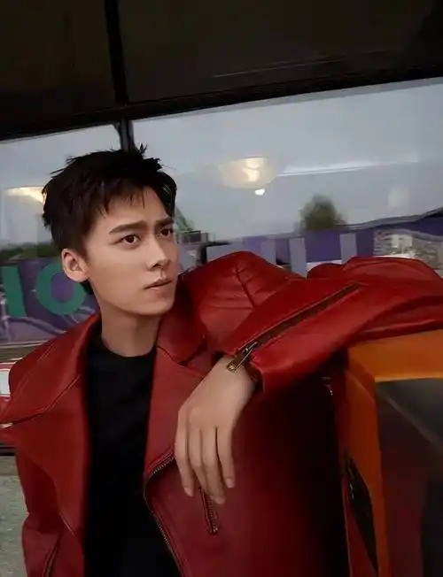 李易峰北京健身,锻炼刻苦,一身黑瘦成竹竿,退圈一年半好好做人_明星