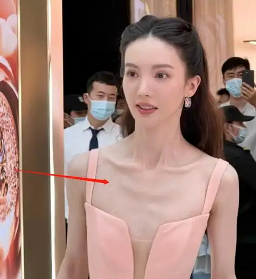 纸片人!金晨瘦脱相,排骨胸抢镜撑不起礼服,头大肩窄像大头娃娃