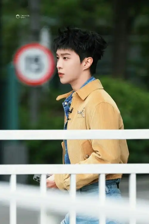 范丞丞录制综艺路透图 男大既视感