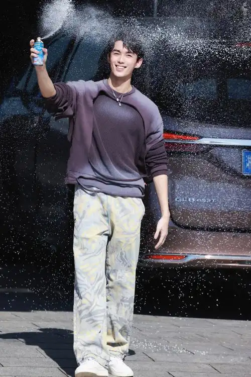 吴磊林亦扬##吴磊给粉丝下了一场雪##吴磊hi6上班前先扫雪##吴磊在