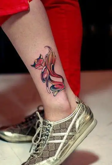 女生腿部纹身图案上身效果图3