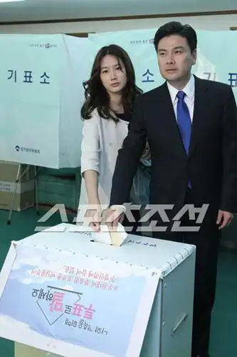 沈银河丈夫竞选首尔市长夫妻二人现身投票所图