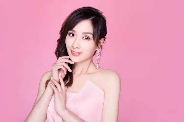 杨恭如圣诞写真曝光 着粉裙露香肩展冻龄美貌