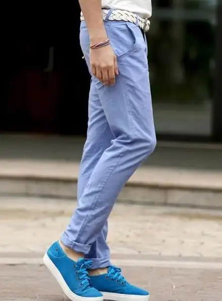 蓝鞋子配什么颜色裤子和上衣