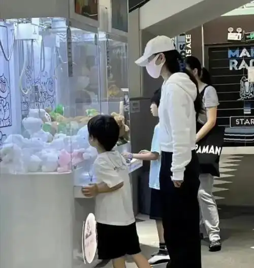 angelababy深夜带小海绵看急诊感觉baby也挺不容易的