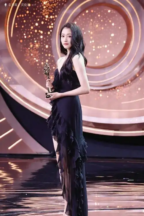 关晓彤高定仙女裙#@关晓彤微博之夜两套造型都很绝,一袭elie saab