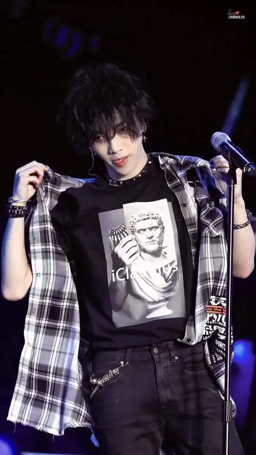 华晨宇上海音乐节壁纸送上感受一波飒飒的帅气颜值