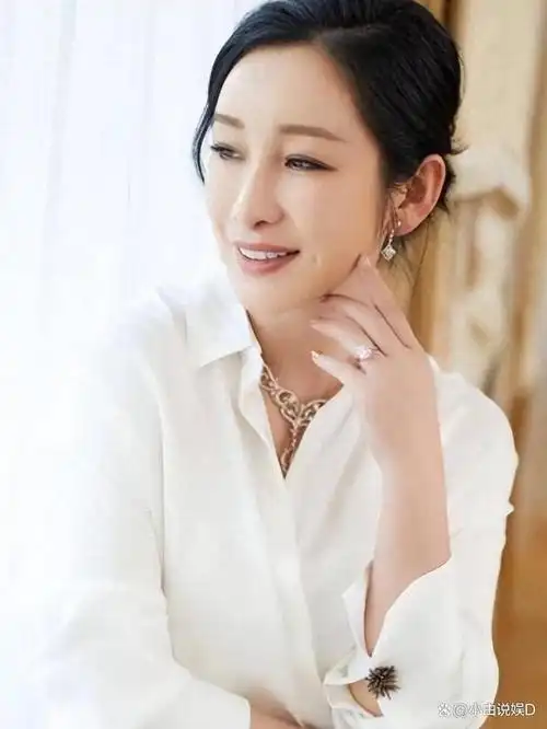 根据最新的路透图曝光,秦海璐的额头明显肿胀,就像一个饱满的馒头