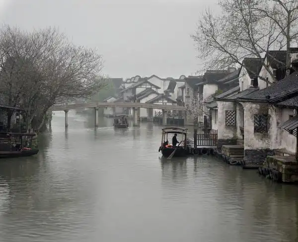 第一站的乌镇,离上海两个多小时的车程,是中国江南水乡