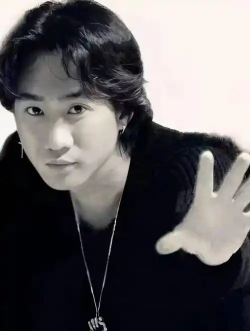 我没有偶像,只有信仰,除了家驹的音乐每天伴随,就是还有两个关于他的