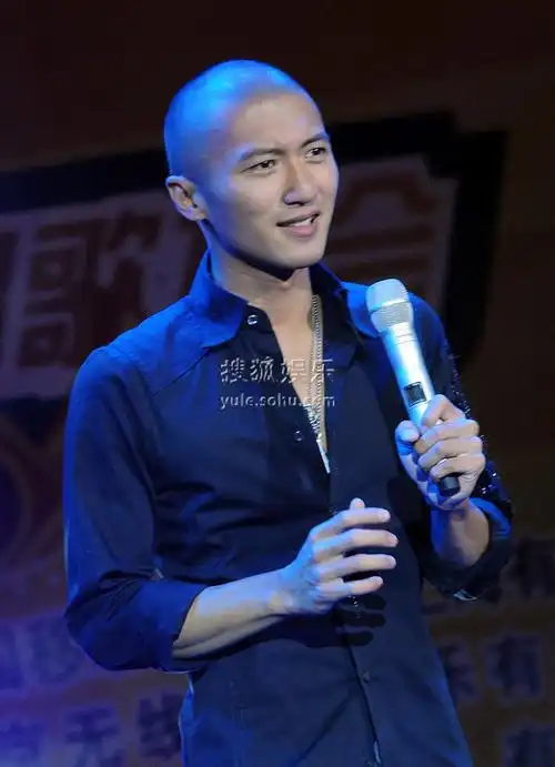 [5.25新闻]谢霆锋光头造型现身上海歌友会