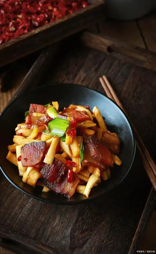 萝卜干炒腊肉是一道非常美味的家常菜,下面是制作步骤及注意事项
