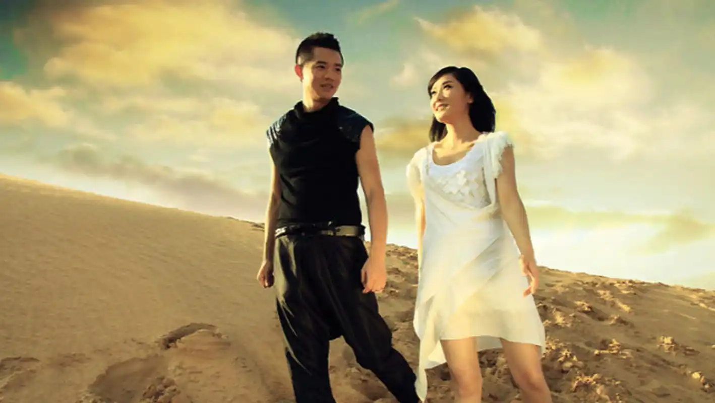 《月亮之上》是凤凰传奇演唱的歌曲,由何沐阳作词作曲.