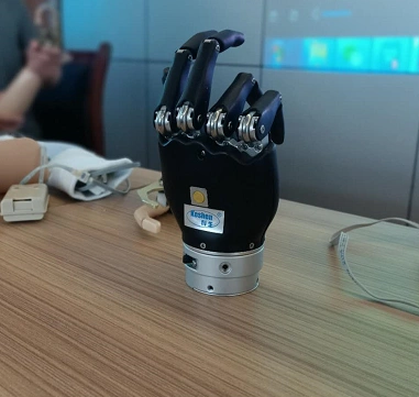 三自由度智能上臂假肢 :手,腕,肘可协调动作,质量得到国内外一致肯定.