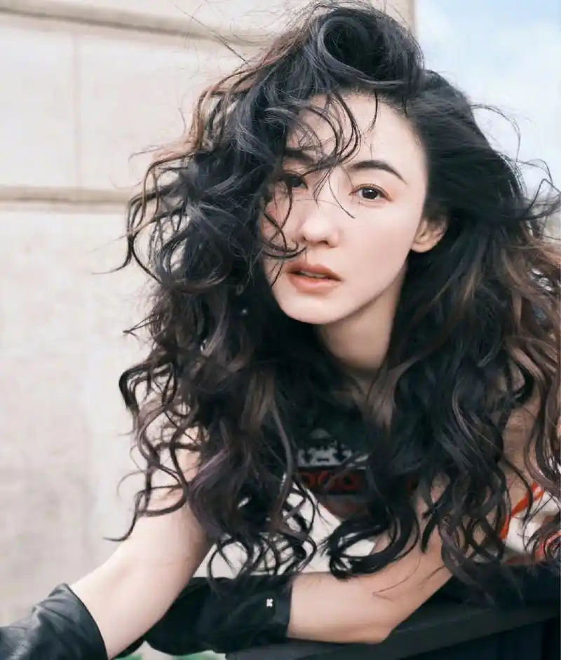 张柏芝街头拍大片潇洒十足,浓密卷发随风飘逸,美貌和