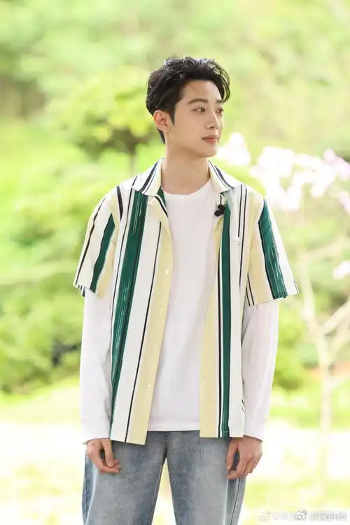 近日,据八卦媒体方面的消息表示,艺人赖冠霖与女友一起逛街约会,两人