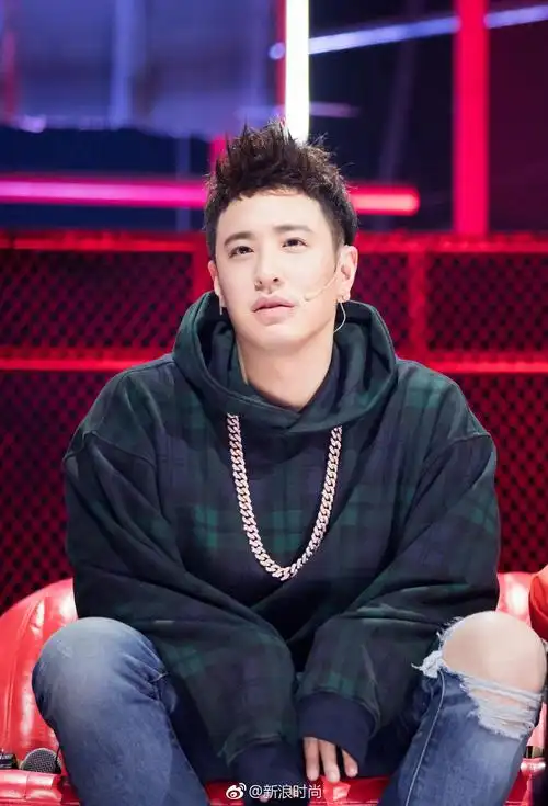 帽衫爱好者@潘玮柏 最新一期《》的格纹连帽衫帅气十足!