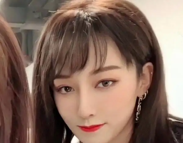 原创刘雨昕长发齐刘海造型,正面颜值曝光后,真不愧是女团队长