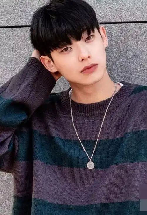 帅酷有型的男生短头发,靠上的头发是精心做出,富有自信款式的发型