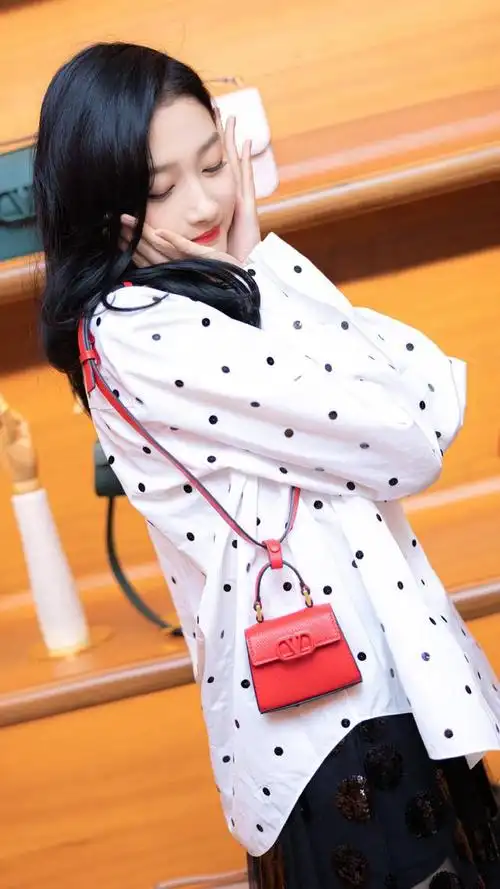 演员关晓彤,身材高挑,甜美伶俐,请看小美女的美照吧