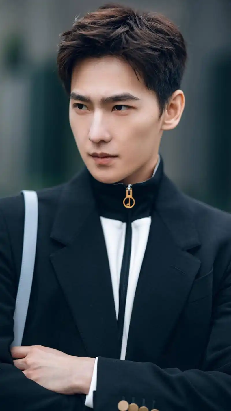 演员杨洋,英俊帅气,品貌非凡,清新俊逸,来看写真照吧