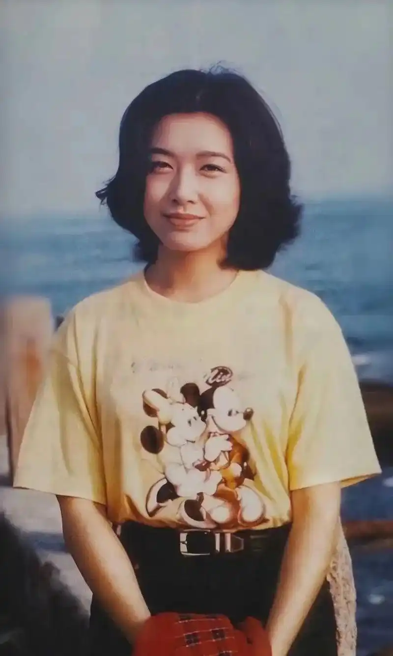 年轻时候的江珊!拥有迷人的双眼,漂亮精致的脸蛋,娇憨又妩媚