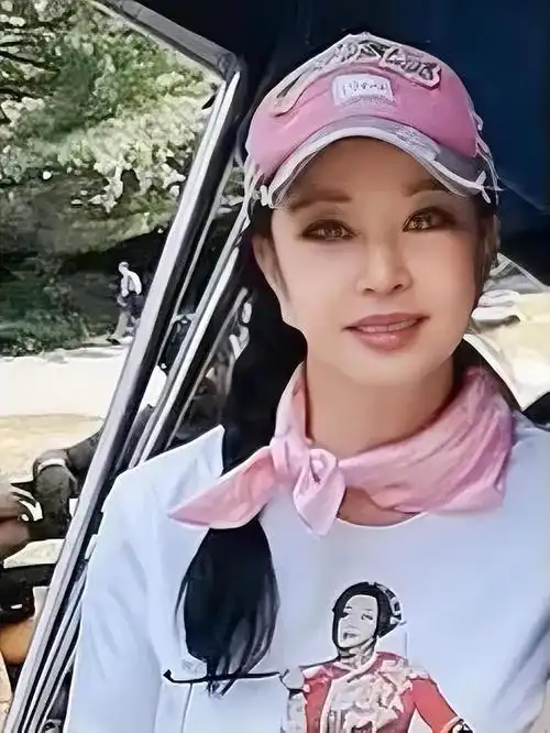 刘晓庆不扮嫩一身老人打扮露出额头自然又大方反倒真实舒服