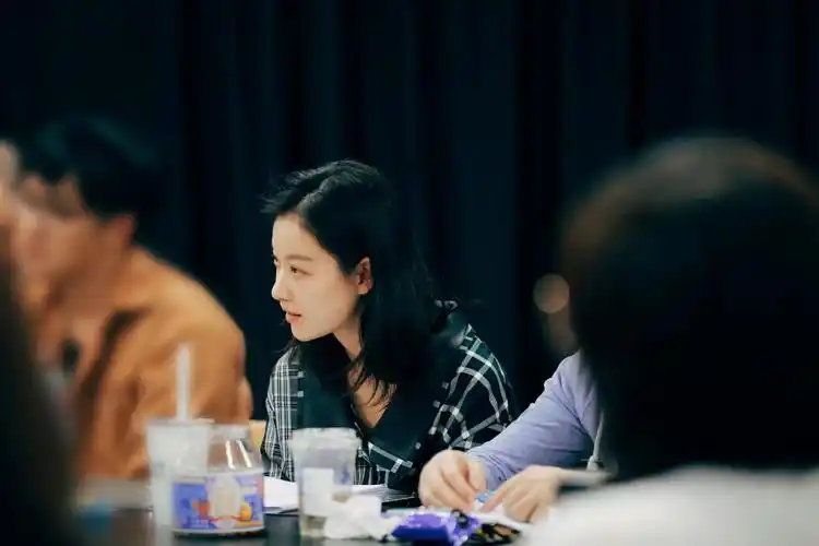 34岁倪妮话剧花絮释出,钻研剧本超认真,素颜美成这样也太过分了吧