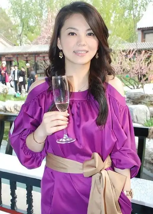 48岁李湘现身长沙街头,夏天穿西装不怕热,疑胖至160斤