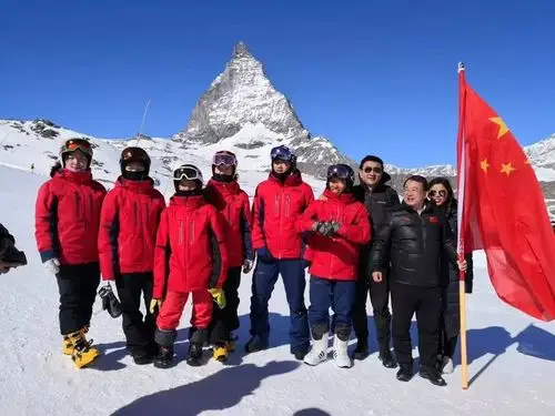 五星红旗飘扬在世界顶级雪场采尔马特马特宏峰zermatt华人滑雪大赛