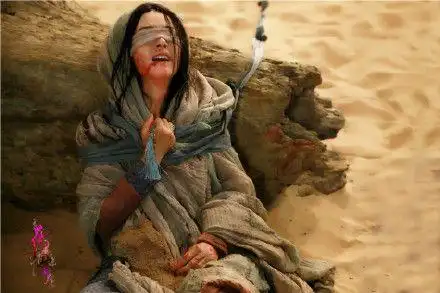 花千骨# 本周剧情中,花千骨受销魂钉被放逐蛮荒,一身棕黄色戏服孪显