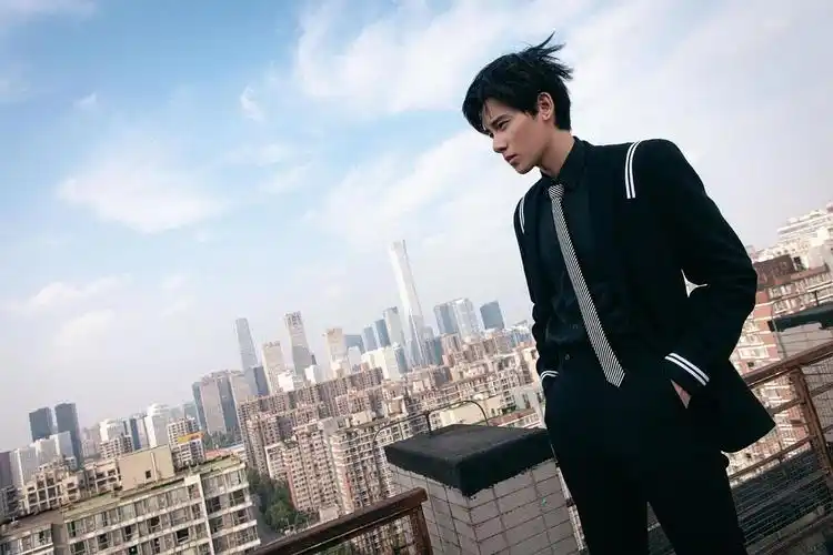 拍摄小花絮掉落!胡先煦是真的瘦了 好帅「更新工作室出图港风大片」