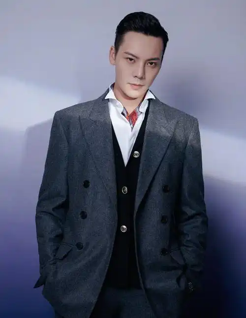 影视男星陈伟霆时尚写真:硬朗帅气,阳光英俊