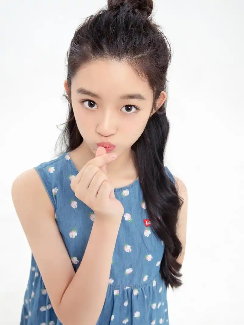 于正眼光太毒辣,15岁的小姑娘都不放过,甜美可爱,要大火?