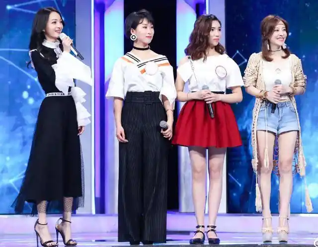 张韶涵和冯提莫身高同为158,差距却这么大,同框对比后太尴尬!