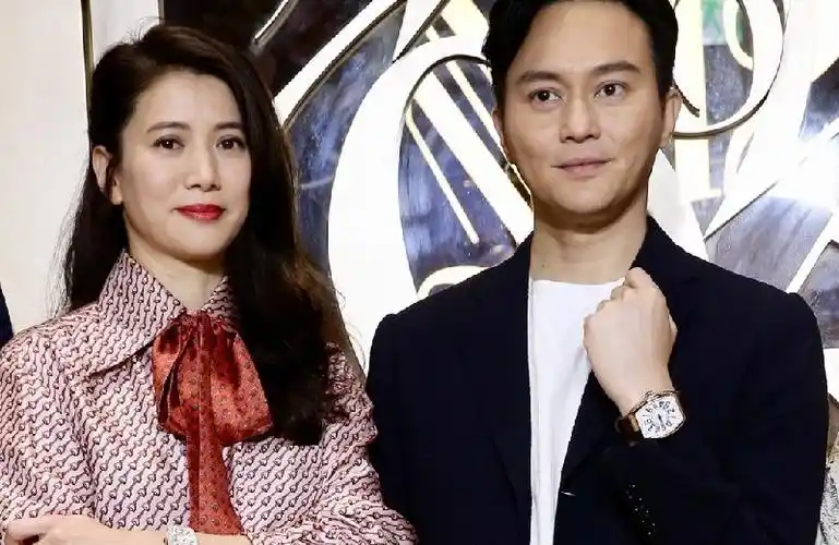 袁咏仪晒一家三口散步,13岁儿子与丈夫一样帅气,身形略显消瘦