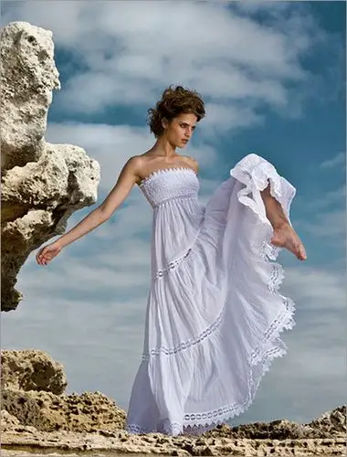 轻柔性感蕾丝婚纱 赤脚走在沙滩上 婚纱礼服 新娘婚纱